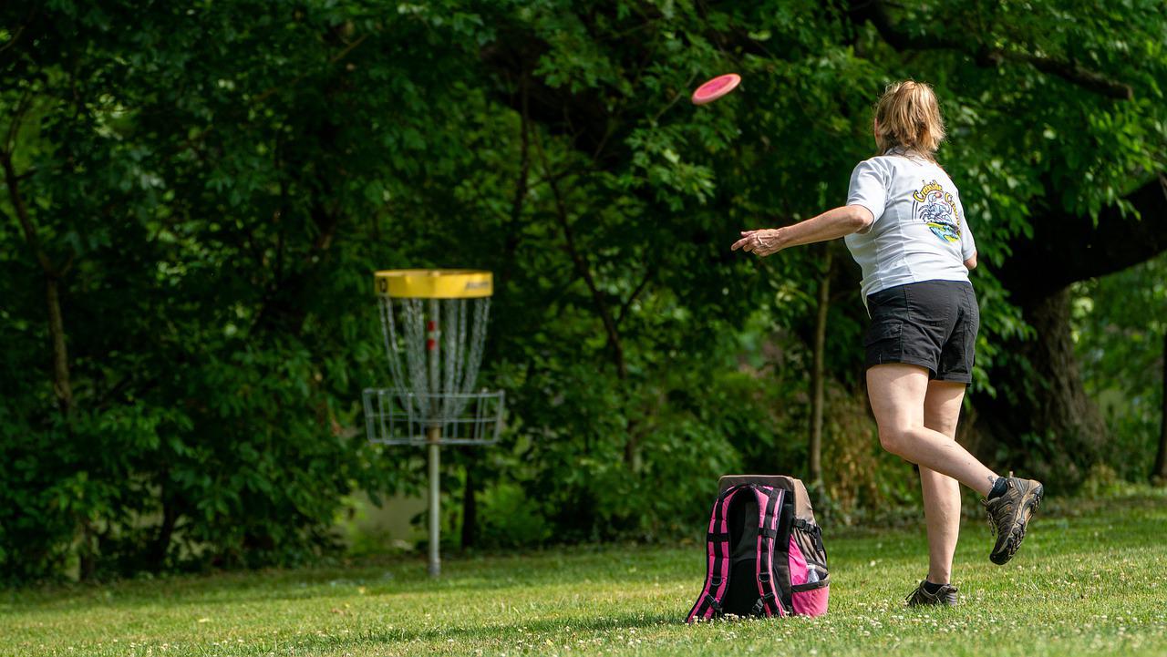 stock image of a woman playing disc golf